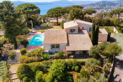 La Villa des Cades avec vue mer et piscine privée sur les hauteurs de Stre-Maxime