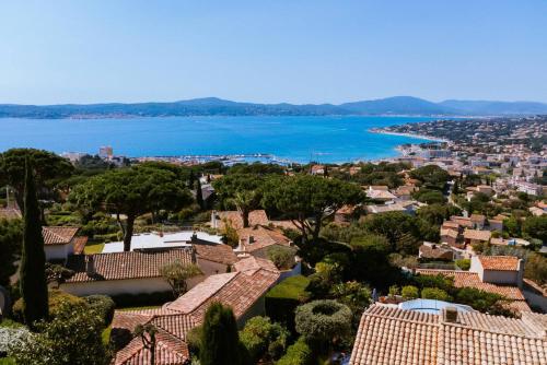 La Villa des Cades avec vue mer et piscine privée sur les hauteurs de Stre-Maxime