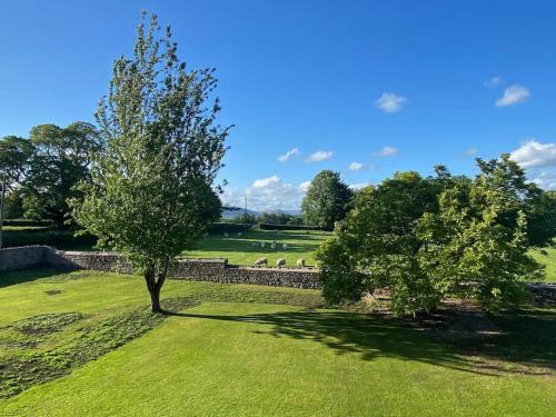 Elizabethan Manor at gateway to the Brecon Beacons