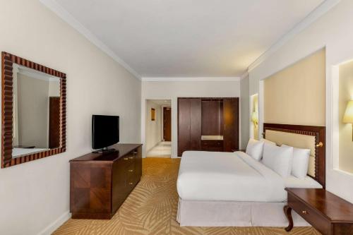 Queen Room image 5