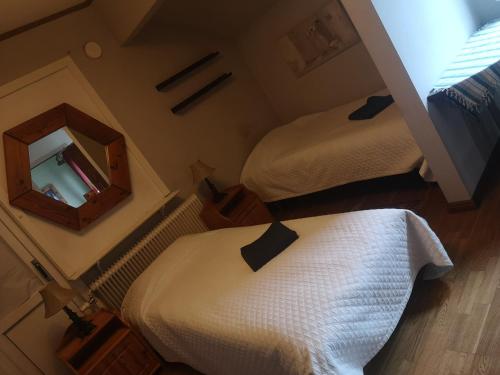 2 twin beds