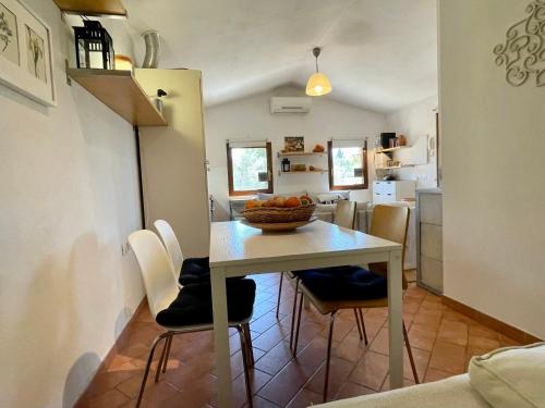 virtuve, Cottage Lavanda con vista mare, aria condizionata by ToscanaTour in Guardistallo