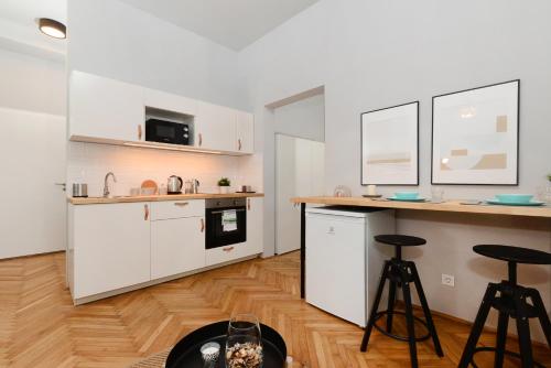 Monochrome Chic Apartments R61 - image 3