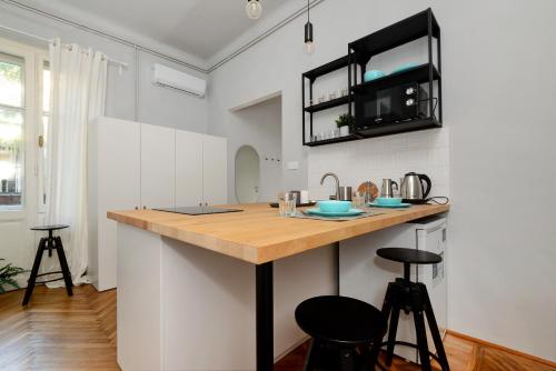 Monochrome Chic Apartments R61 - main image
