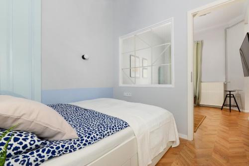 Monochrome Chic Apartments R61 - image 13
