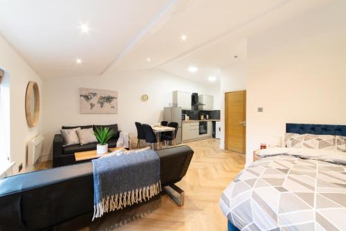 Orange Rentals- Loft Studio, City Centre Liverpool, Sleeps 4 guests