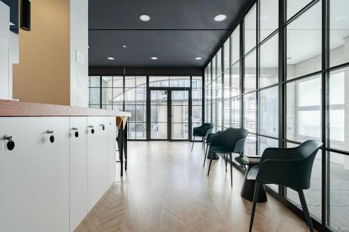 Feelathome Waldorf Suites Apartments - image 6