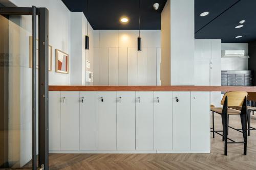 Feelathome Waldorf Suites Apartments - image 8