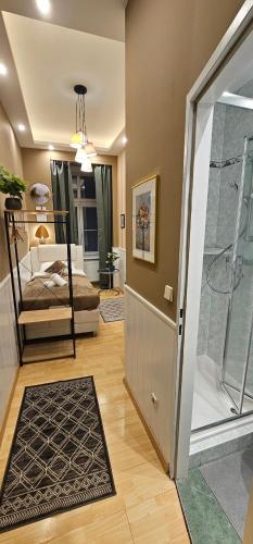 Single Room with Bathroom image 8