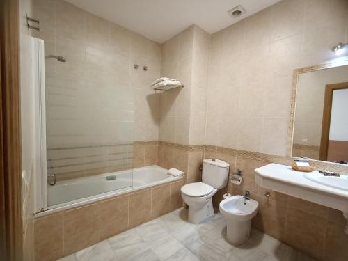 Standard Double or Twin Room image 4