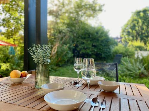 Snug Stays - Design Studio am See mit Terrasse, Garten, Badestelle vor dem Haus