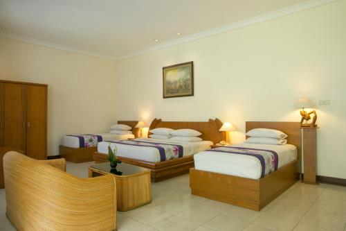 1 king bed, 2 twin beds