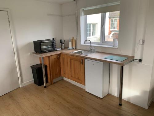 1 Bedroom annex, private bathroom, peaceful area in Eastington
