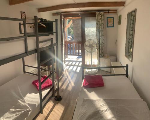 Basic Triple Room with Shared Bathroom