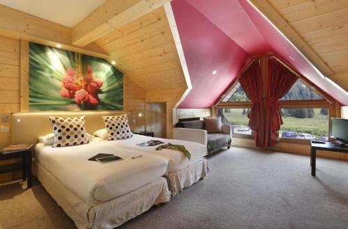 1 queen bed, 1 twin bed