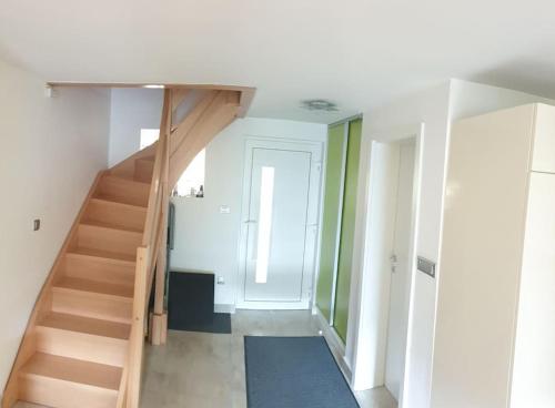 moderno opremljena hiša z odmaknjeno lokacijo (moderno opremljena hisa z odmaknjeno lokacijo) in Доленскі Топліце