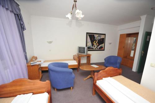 2 twin beds