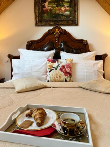 Deluxe Suite with Spa Bath image 10