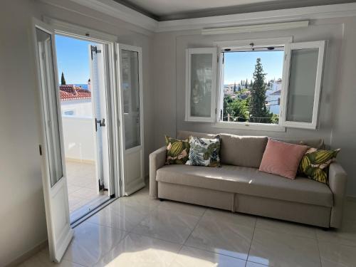 Spetses maisonette 2 bedrooms for 6 persons.