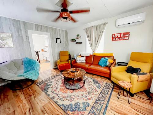 . Giggling Creek Cottage - BedJet! King Sized! Gazebo, 45 Acres, Arcades, Nintendo, more