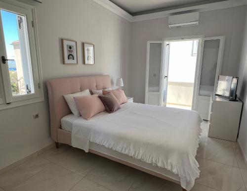 Spetses maisonette 2 bedrooms for 6 persons.