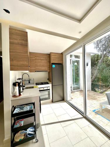 Kitchen, L'Amina - Peaceful 1BR Retreat with Cold Jacuzzi in Achakkar