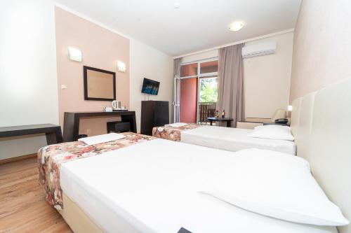 Standard Double or Twin Room with Balcony image 5