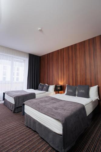 2 twin beds