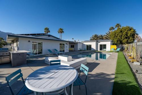 Villa Mosaic Vibrant Palm Springs Retreat - image 5