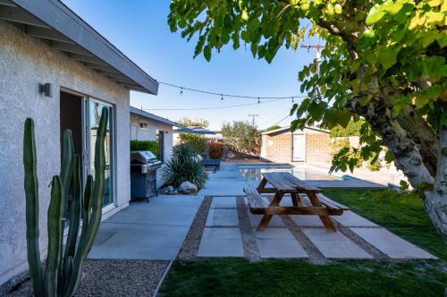 Bonne Idee Private Pool and Spa Home in Palm Springs, USA