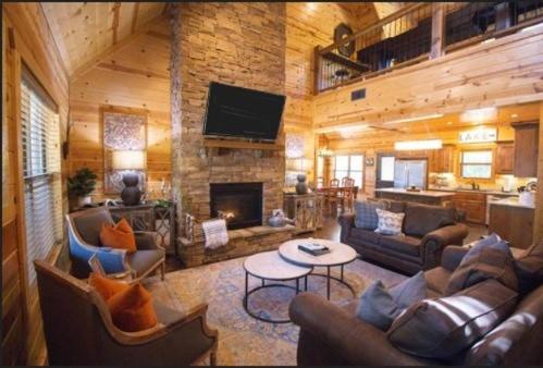 4BR/3Bth family cabin with a hot tub, sleeps 14 in Broken Bow, USA