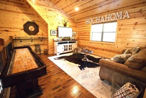 4BR/3Bth family cabin with a hot tub, sleeps 14 in Broken Bow, USA