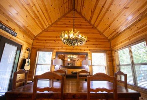 4BR/3Bth family cabin with a hot tub, sleeps 14 in Broken Bow, USA