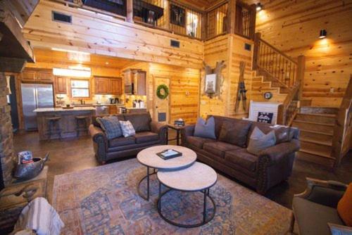 4BR/3Bth family cabin with a hot tub, sleeps 14 in Broken Bow, USA