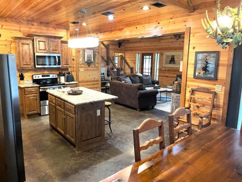 4BR/3Bth family cabin with a hot tub, sleeps 14 in Broken Bow, USA