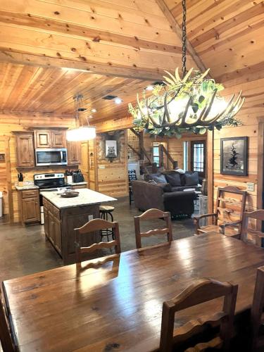4BR/3Bth family cabin with a hot tub, sleeps 14 in Broken Bow, USA