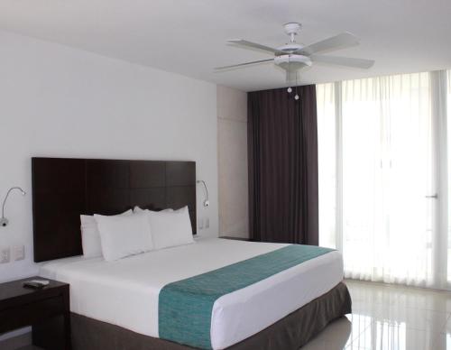 Superior King Room image 3