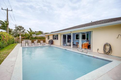 Bright Fort Myers Home with Pool - 9 Mi to Beach!