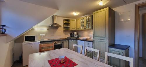 virtuve, Apartments & Hostel Bohinj in Bohiņsko Jezero