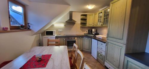 virtuve, Apartments & Hostel Bohinj in Bohiņsko Jezero