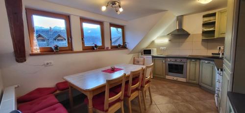 virtuve, Apartments & Hostel Bohinj in Bohiņsko Jezero