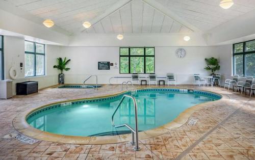 Comfort Inn & Suites Lake George - image 27