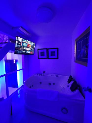 Luxury 2BR with private Jacuzzi 200 Mbps internet