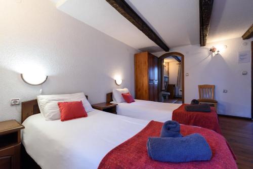 Triple Room with Bathroom image 2