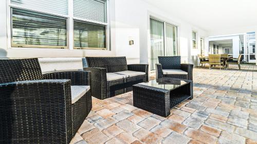 Beautiful Villa Close to Disney & Top Shopping - image 11