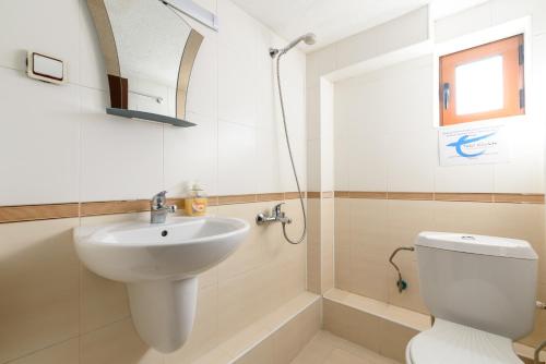 Double Room with Private Bathroom image 1