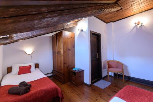 Twin Room with Private Bathroom image 2