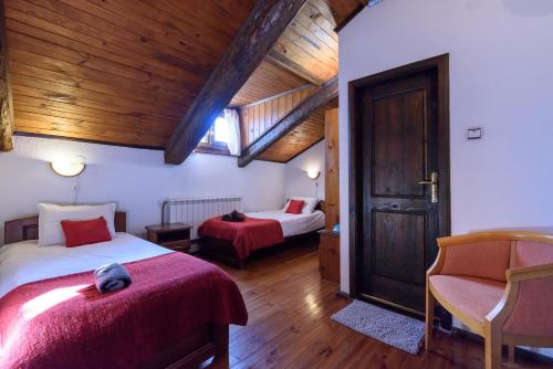 Twin Room with Private Bathroom image 1