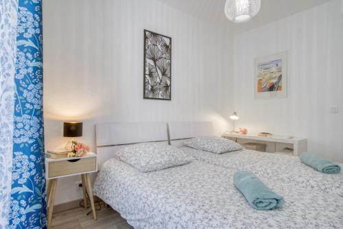Sublime, modern, balconies, a/c, refurbished - Tap to explore photos