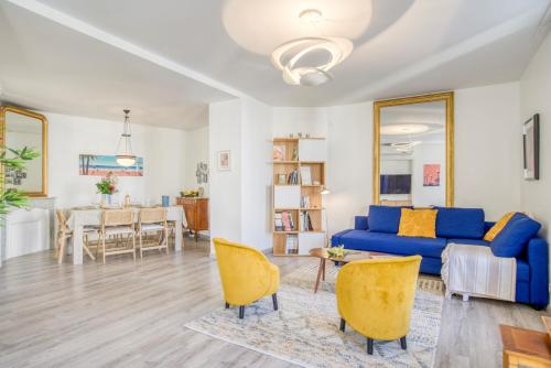 Sublime, modern, balconies, a/c, refurbished - Tap to explore photos